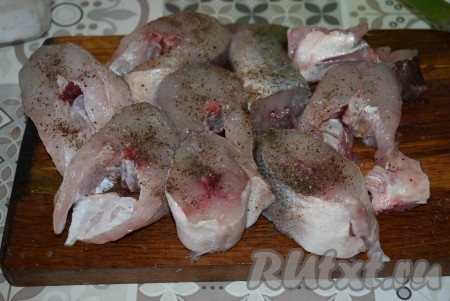 Посолим и поперчим судака по вкусу, можно, по желанию, сбрызнуть кусочки рыбы лимонным соком.
