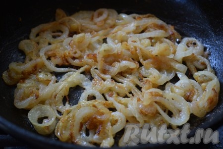 Делаем огонь чуть более сильным и продолжаем поджаривать лук с мукой, периодически перемешивая.
