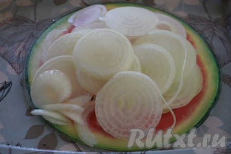 Теперь приступим к приготовлению лука, для этого лук очистим и нарежем кольцами.
