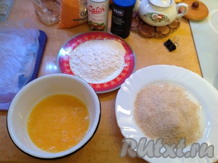 Для обваливания отбивных подготовим три тарелки - с мукой, с панировочными сухарями и с яйцом, которое надо посолить и слегка взбить вилкой.