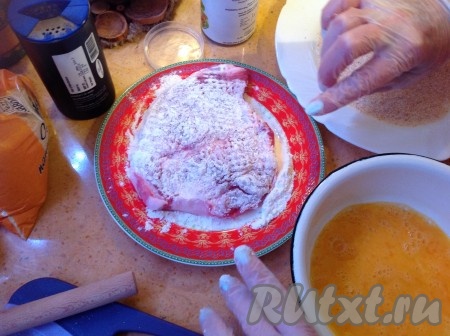 Теперь окунаем наш отбитый кусочек по очереди в муку, затем в яйцо, а после этого - в сухари.