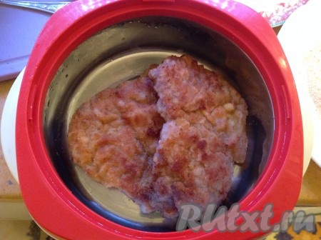 Перекладываем отбивные со сковородки в другую посуду (у меня: миска-термос) и накрываем крышкой. 