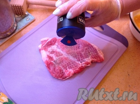 После отбивания мясо солим и перчим с каждой стороны.