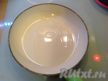 Сковородку поставим на огонь и нальём немного масла.
