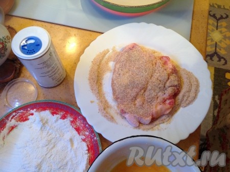 Теперь окунаем наш отбитый кусочек по очереди в муку, затем в яйцо, а после этого - в сухари.