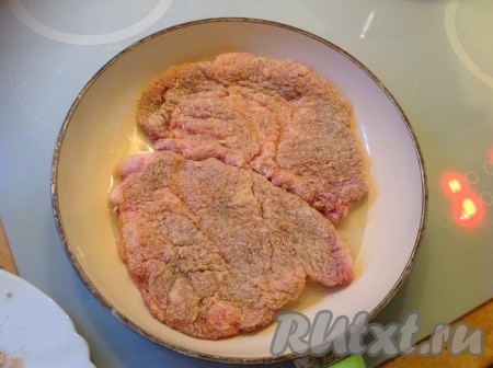 Проделываем тоже самое со следующим кусочком и выкладываем его рядом. Жарим 5-7 минут на среднем огне.
