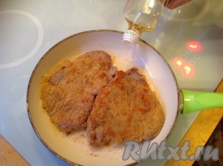 Переворачиваем наши отбивные и жарим с другой стороны ещё 5-7 минут. Если нужно, добавляем немного масла.
