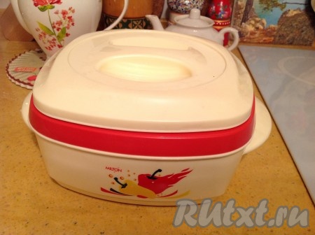 Перекладываем отбивные со сковородки в другую посуду (у меня: миска-термос) и накрываем крышкой. 