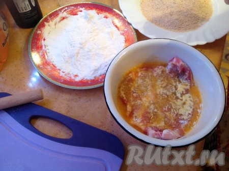 Теперь окунаем наш отбитый кусочек по очереди в муку, затем в яйцо, а после этого - в сухари.