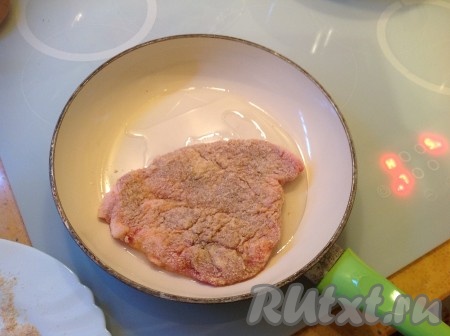 Сковородка с маслом как раз разогрелась - скорее выкладываем нашу отбивную.