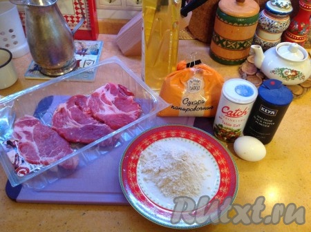 Подготовим необходимые продукты для приготовления отбивных из свиной шейки.
