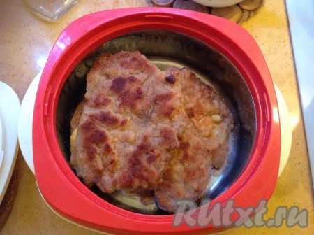 Жарим таким же способом третью отбивную (или больше).