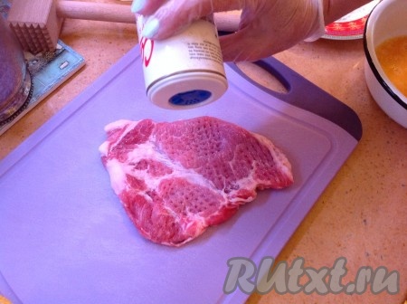 После отбивания мясо солим и перчим с каждой стороны.