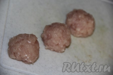 Сформировать из фарша небольшие шарики (фрикадельки).
