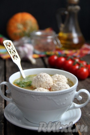 Суп с фрикадельками и булгуром получился аппетитным, сытным и очень вкусным. При подаче можно добавить рубленную зелень или сметану.
