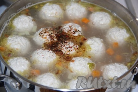 Затем добавить соль и специи по вкусу, довести до кипения, уменьшить огонь до минимума и потомить суп, примерно, 5 минут, а затем снять с огня.
