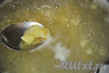 Булгур промыть водой и добавить в кипящую воду с картошкой.
