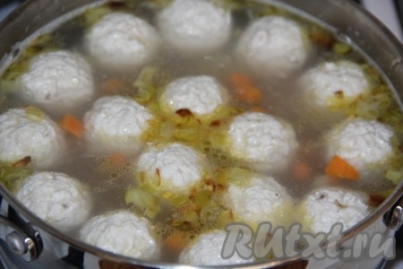 Когда картошка будет практически готова, выложить обжаренные овощи в суп с булгуром и фрикадельками, варить минут 5.
