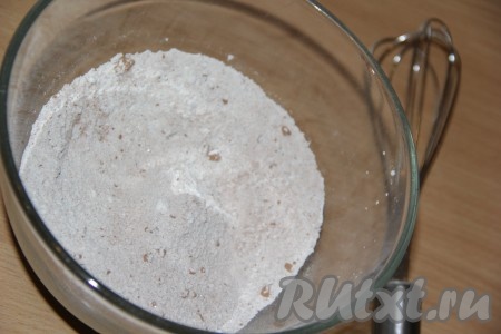 Тщательно с помощью венчика перемешать сухие ингредиенты.
