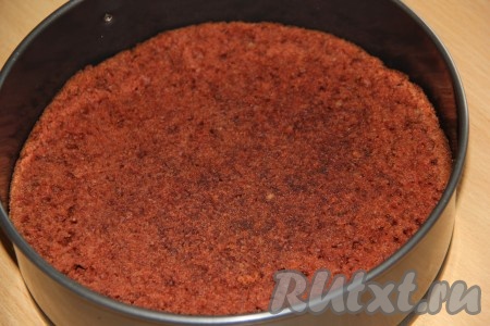 Корж выложить в разъёмную форму. Для лучшего впитывания мусса я срезала верхушку коржа.
