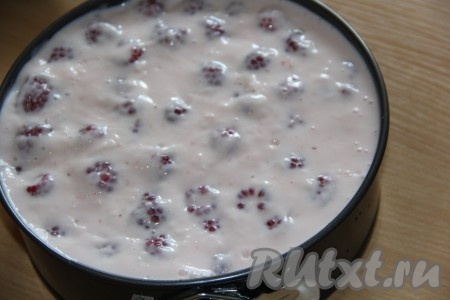 Выложить йогуртовый мусс с малиной в форму и разровнять. Накрыть форму пищевой плёнкой и убрать в холодильник на несколько часов (я убрала на ночь).
