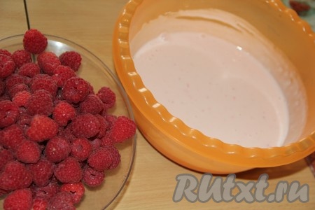 Влить подготовленный желатин в йогурт и перемешать.
