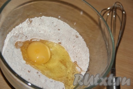 Затем в получившуюся смесь вбить одно яйцо и вмешать венчиком.
