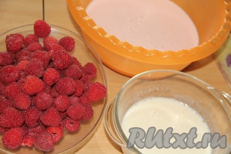 Малину перебрать, удалить веточки и листики. Набухший желатин подогреть на водяной бане, помешивая, до полного растворения желатина.
