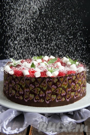 Вот такой красивый, лёгкий и очень яркий получился малиновый тортик! Очень вкусно, попробуйте!
