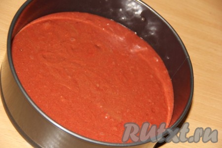 Дно разъёмной формы для выпечки застелить пергаментом (у меня диаметр формы 20 см). Тесто аккуратно переложить в форму. В разогретой духовке выпекать бисквит минут 25 при температуре 180 градусов (готовность бисквита можно проверить сухой зубочисткой - если при прокалывании выпечки зубочистка остаётся сухой, на ней нет следов теста, значит бисквит полностью готов).
