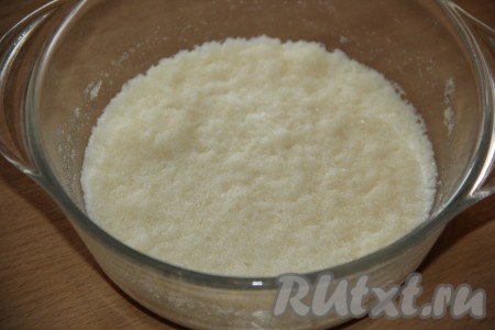 Теперь займемся приготовлением мусса, для этого нужно желатин залить молоком и оставить на 30 минут для набухания.
