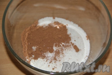 Для начала приготовим корж, для этого нужно соединить муку, какао, сахар, соду, ваниль. 