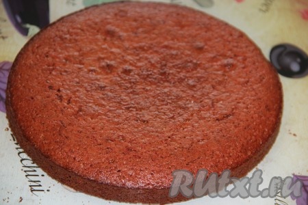 Готовый бисквит достать из духовки, а когда он немного остынет, выложить его на доску и полностью остудить.
