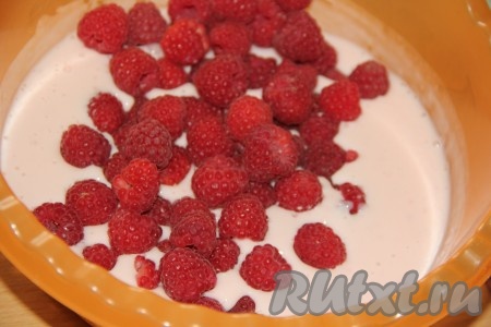 В йогуртово-желатиновую смесь добавить малину и аккуратно перемешать получившийся мусс.
