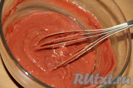 Добавить красный краситель и тщательно размешать.
