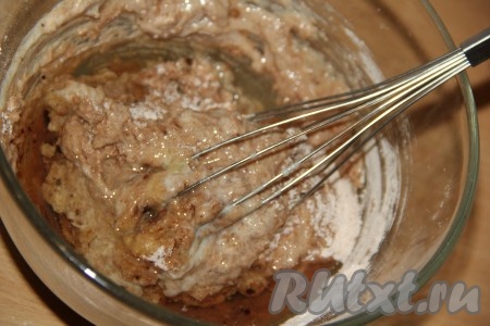 Сюда же влить растительное масло и перемешать до однородности. Тесто получится не очень густым.
