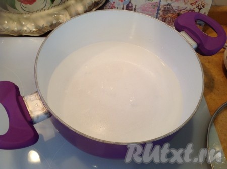 Ставим воду в кастрюле для нашего супа на огонь и доводим до кипения. Соединяем бульон-студень с водой.