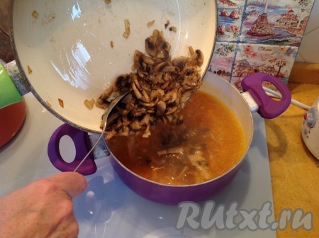 В бульон с морковью добавляем шампиньоны, обжаренные с луком, и варёную перловку.