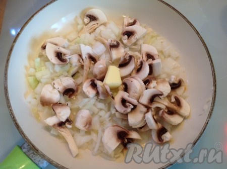 Добавляем грибы к луку, обжариваем на среднем огне, помешивая, в течение 7-10 минут.