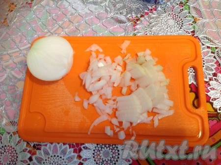 Чистим, моем и нарезаем лук. Ставим сковородку на огонь, наливаем растительное масло, выкладываем лук.