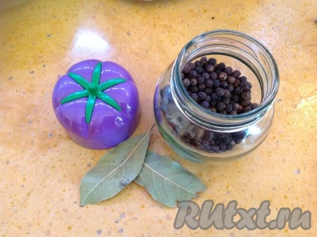 Пробуем наш грибной суп с перловкой и, если надо, солим и перчим. Добавляем перчик горошком и лавровые листья.
