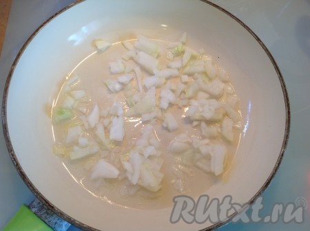 Чистим, моем и нарезаем лук. Ставим сковородку на огонь, наливаем растительное масло, выкладываем лук.