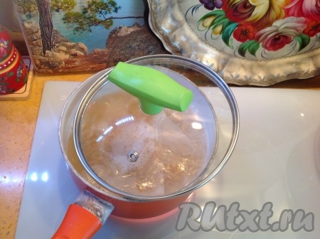 Прежде всего ставим варить перловку. Воду доводим до кипения, солим и опускаем туда пакетик с крупой. Накрываем крышкой,&nbsp;уменьшаем огонь и варим 40 минут.
