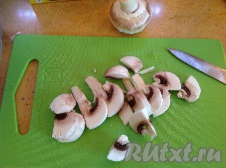 Моем, чистим и режем шампиньоны. 