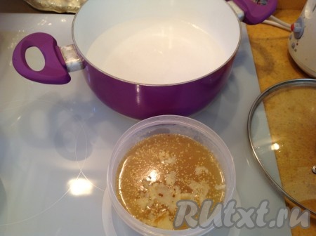 Ставим воду в кастрюле для нашего супа на огонь и доводим до кипения. Соединяем бульон-студень с водой.