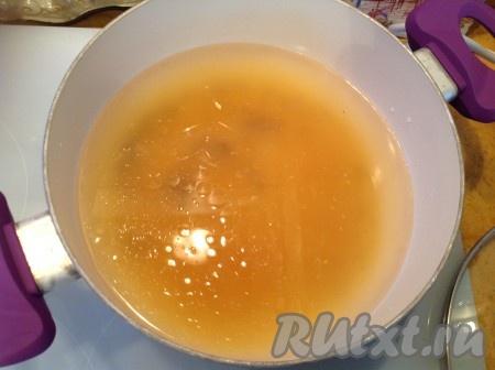 Хорошо перемешиваем и варим на среднем огне до закипания.
