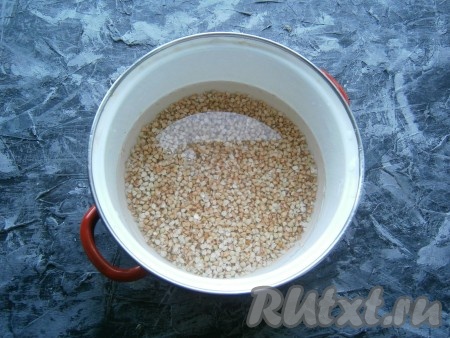 Зелёную гречку хорошо промыть, затем залить 2 стаканами холодной чистой воды.