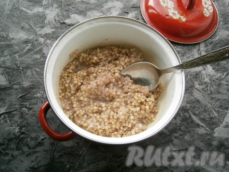 Оставить зелёную гречку для распаривания на 30-40 минут. Готовая "живая" гречка набухнет, воды почти не будет. Консистенция готовой зелёной гречки будет отличаться от готовой привычной "коричневой" крупы - каша получится вязкой, зёрнышки как бы открытые (т.е. не цельные).
