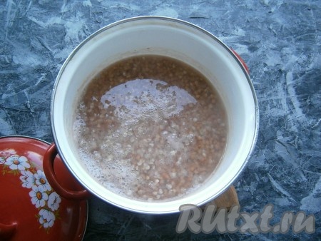 Довести воду до кипения. Как только вода закипит, снять кастрюлю с огня (не варить гречку).
