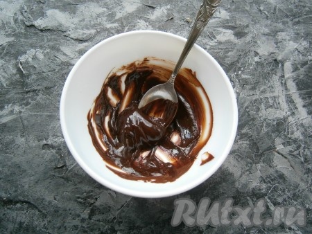 Растопить на водяной бане шоколад.